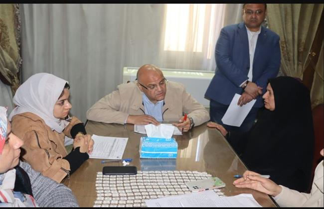 محافظ القليوبية يستمع لشكاوى مواطني الخانكة ويوجه المسئولين بحلها