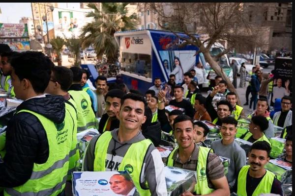 الأمانة العامة لمستقبل وطن سوهاج توزع  700 وجبة إفطار على المسافرين داخل القطار