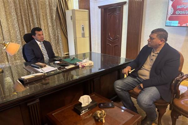 وزير الرياضة يبحث مع رئيس اتحاد اليد خطط التطوير وإعداد المنتخبات