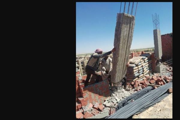 إزالة فورية لحالة أملاك خاصة بناء بدون ترخيص بقطاع المساكن شرق مدينة قنا