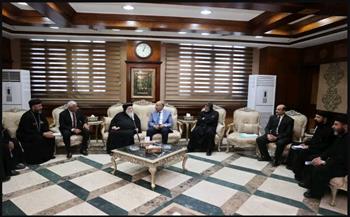   محافظ المنيا يلتقي وفدا كنسيا ويتسلم درع رحلة العائلة المقدسة 