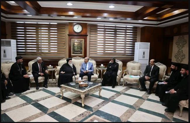 محافظ المنيا يلتقي وفدا كنسيا ويتسلم درع رحلة العائلة المقدسة 
