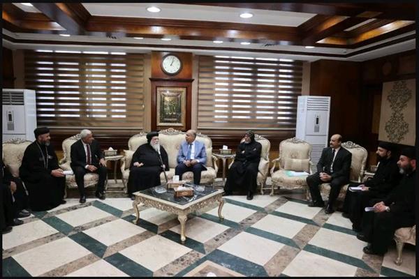 محافظ المنيا يلتقي وفدا كنسيا ويتسلم درع رحلة العائلة المقدسة