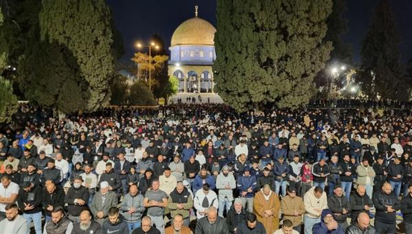 65 ألف مصل يؤدون العشاء والتراويح في المسجد الأقصى