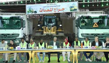   محافظ أسوان يشارك عمال النظافة إفطار شهر رمضان المعظم
