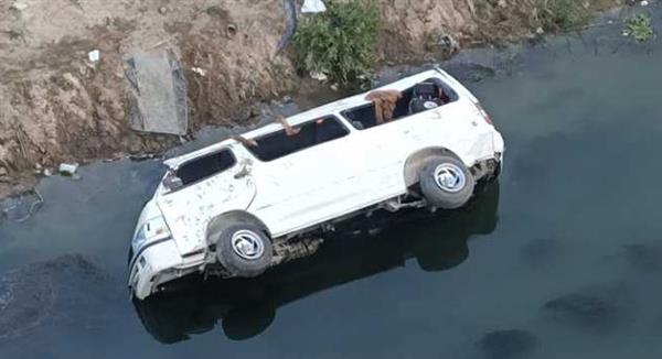 12 مصابًا فى سقوط ميكروباص بترعة بالشرقية