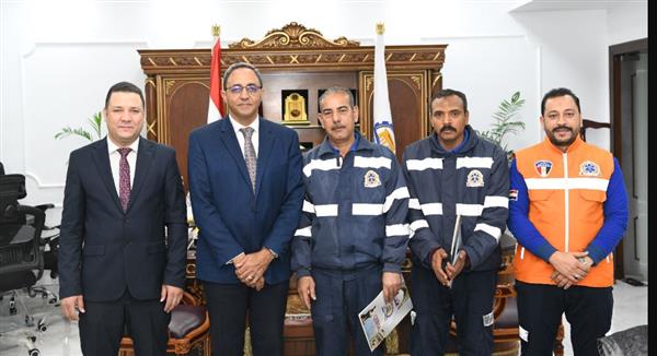 محافظ قنا يكرّم مسعفا وسائقا لأمانتهما في رد مبلغ 227,700 جنيه عثرا عليه في حادث