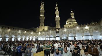   الجامع الأزهر يواصل استقبال رواده من مصر والعالم لأداء صلاتي العشاء والتراويح