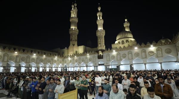 الجامع الأزهر يواصل استقبال رواده من مصر والعالم لأداء صلاتي العشاء والتراويح