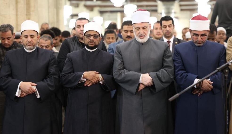 في الليلة الخامسة عشر من رمضان.. الجامع الأزهر كامل العدد لأداء صلاتي العشاء والتراويح