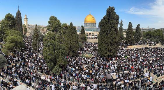 80 ألف فلسطيني يؤدون صلاة الجمعة الثانية من رمضان في المسجد الأقصى
