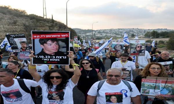 عائلات المحتجزين الإسرائيليين تدعو للتظاهر اليوم للمطالبة بصفقة تبادل