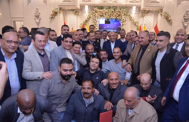 وزير الكهرباء يشارك العاملين بشركات الكهرباء والنقابة العامة للمرافق إفطارهم الجماعي
