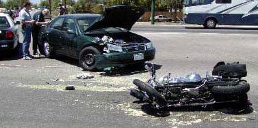 بالأسماء.. مصرع شاب وإصابة 2 خلال حادث تصادم موتوسيكلين بسيارة بالدقهلية
