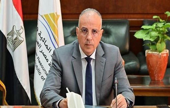 وزير الري يبحث موقف إحلال وصيانة بوابات الترع