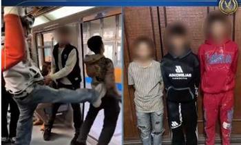 "الداخلية" تكشف ملابسات قيام شخص بدفع آخر من مترو الأنفاق أثناء توقفه