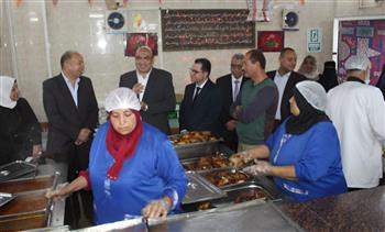   رئيس جامعة المنصورة يشارك طلاب المدينة الجامعية مائدة الإفطار