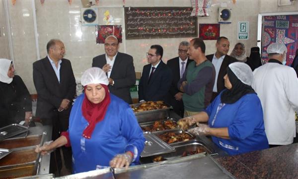 رئيس جامعة المنصورة يشارك طلاب المدينة الجامعية مائدة الإفطار