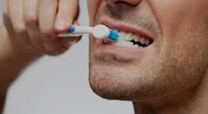   ما حكم استعمال السواك أو المعجون وفرشاة الأسنان أثناء الصيام؟