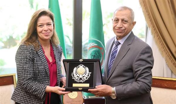 رئيس الأكاديمية العربية يستقبل وفدًا رفيع المستوى من السفارة الأمريكية بالقاهرة