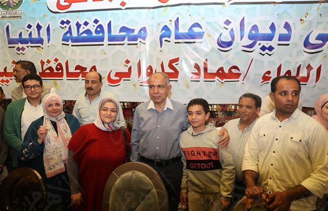 وسط أجواء من الفرحة.. محافظ المنيا يشارك موظفي الديوان العام  في إفطار جماعي