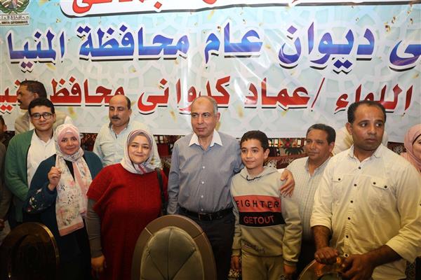 وسط أجواء من الفرحة.. محافظ المنيا يشارك موظفي الديوان العام  في إفطار جماعي