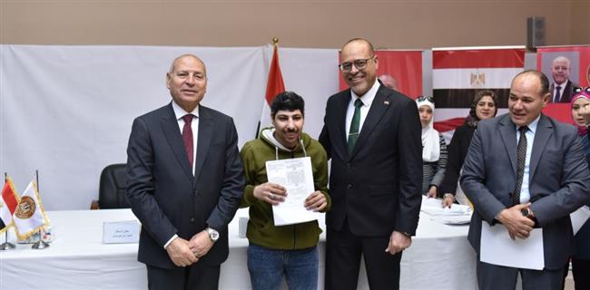 وزير العمل ومحافظ القاهرة يسلمان عقود عمل لذوى همم 