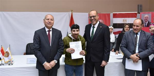 وزير العمل ومحافظ القاهرة يسلمان عقود عمل لذوى همم