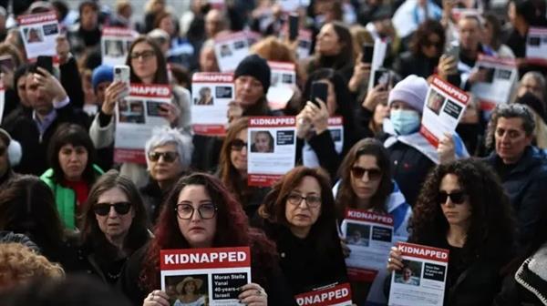 عائلات المحتجزين الإسرائيليين: الحرب تقتل أبناءنا وندعو لعودة التفاوض فورًا