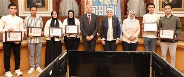 محافظة القاهرة يكرم الفائزين بالمركز الأول على مستوى الجمهورية فى مسابقة أوائل الطلبة