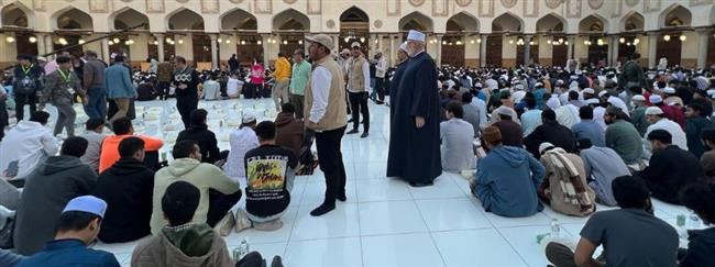 وكيل الأزهر يتفقَّد الإفطار الجماعي بالجامع الأزهر … مشهد يؤكِّد عالمية رسالة الأزهر