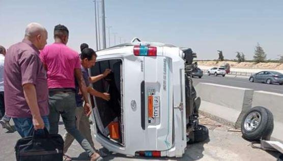 مصرع وإصابة 13 شخصا فى انقلاب ميكروباص بطريق الواحات الصحراوى