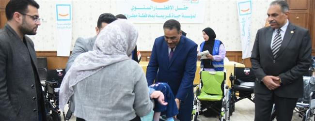محافظ مطروح ومنسق "حياة كريمة" يوزعان كراسي متحركة على ذوي الهمم