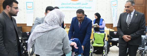محافظ مطروح ومنسق "حياة كريمة" يوزعان كراسي متحركة على ذوي الهمم