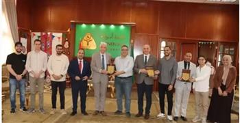   القاصد يكرم  فريق كلية الهندسة  (MRT)  الفائز  بمسابقة" شل إيكو" بقطر