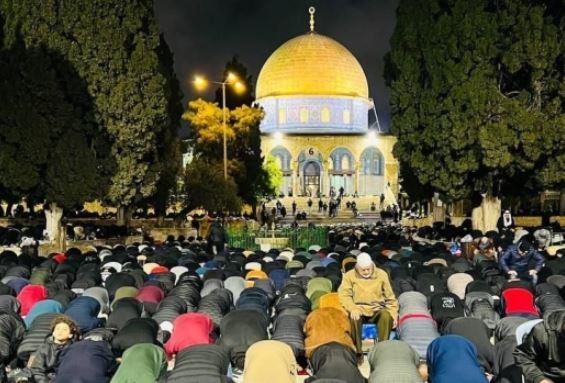 آلاف المصلين يؤدون العشاء والتراويح بالمسجد الأقصى