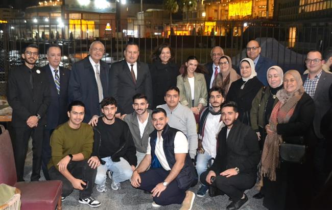 رئيس جامعة الإسكندرية يشارك الطلاب الوافدين مائدة الإفطار