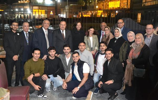 رئيس جامعة الإسكندرية يشارك الطلاب الوافدين مائدة الإفطار