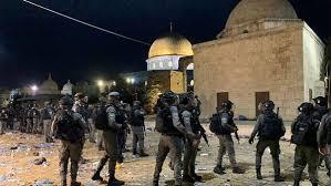 قوات الاحتلال تقتحم المسجد الأقصى وتجبر المصلين على مغادرته
