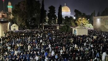 آلاف الفلسطينيين يؤدون صلاتي العشاء والتراويح في المسجد الأقصى