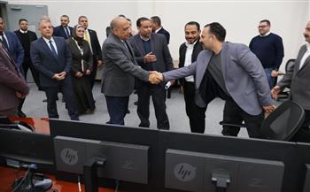   فى زياره ميدانية.. وزير الكهرباء والطاقة المتجددة يرافقه محافظ الإسماعيلية يتفقدان منطقة نقل كهرباء القنا