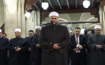   المصلون يستقبلون تراويح العشر الأواخر في الجامع الأزهر بالتضرع والدعاء