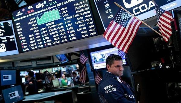 وول ستريت تغلق منخفضة وسط ترقب لتوقعات الاقتصاد والسياسات التجارية