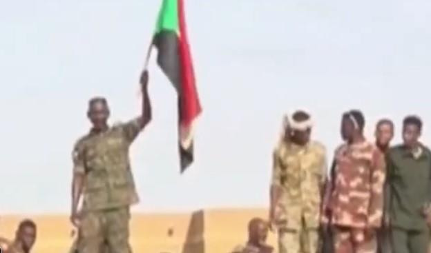 لحظة فارقة في تاريخ السودان.. الجيش السوداني يرفع راية النصر فوق القصر الجمهوري