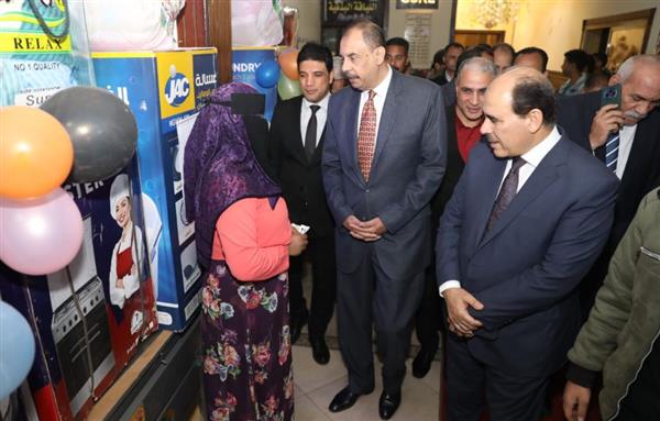 محافظ سوهاج يسلم 40 جهاز عروس للفتيات المقبلات على الزواج من الفئات الأولى بالرعاية