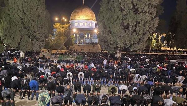 عشرات الآلاف يؤدون صلاتي العشاء والتراويح في المسجد الأقصى