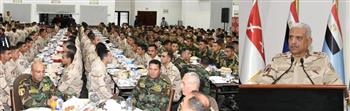   وزير الدفاع يتناول وجبة الإفطار مع مقاتلى المنطقة المركزية العسكرية وقوات حرس الحدود والمظلات والصاعقة