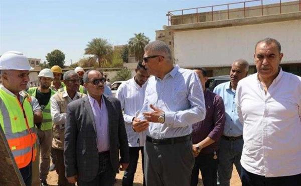 محافظ أسوان يتفقد مشروع محطة مياه الشرب بإدفو