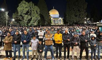   آلاف الفلسطينيين يؤدون صلاتي العشاء والتراويح في المسجد الأقصى