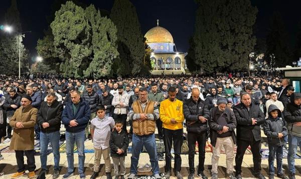 آلاف الفلسطينيين يؤدون صلاتي العشاء والتراويح في المسجد الأقصى